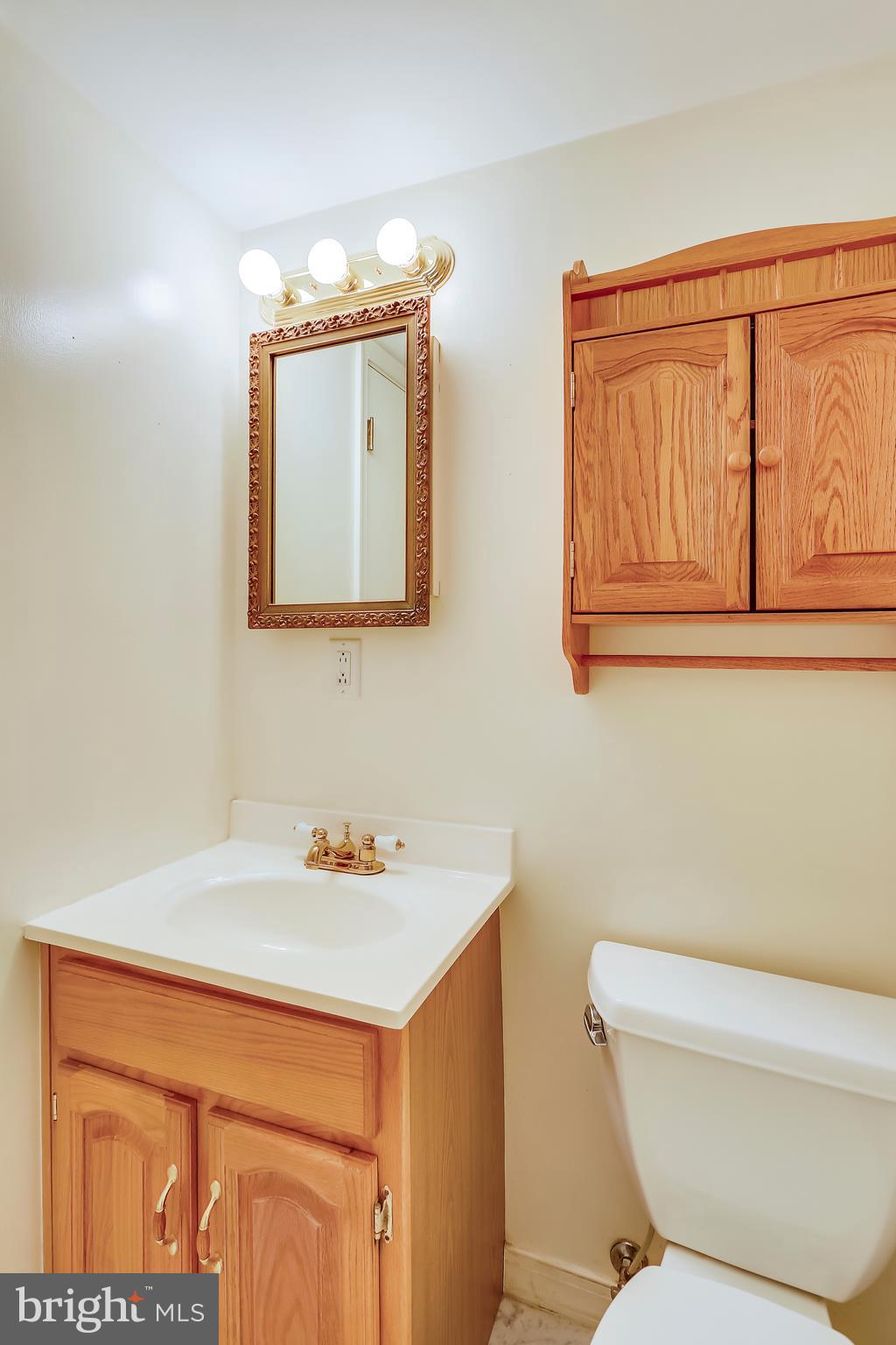 19533 Transhire Road Gaithersburg, MD 20886 - Photo 12 of 31 Main level half bath