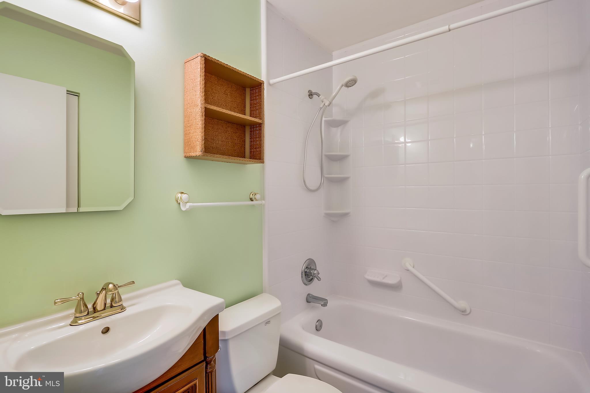 19533 Transhire Road Gaithersburg, MD 20886 - Photo 22 of 31 Upper level full bath