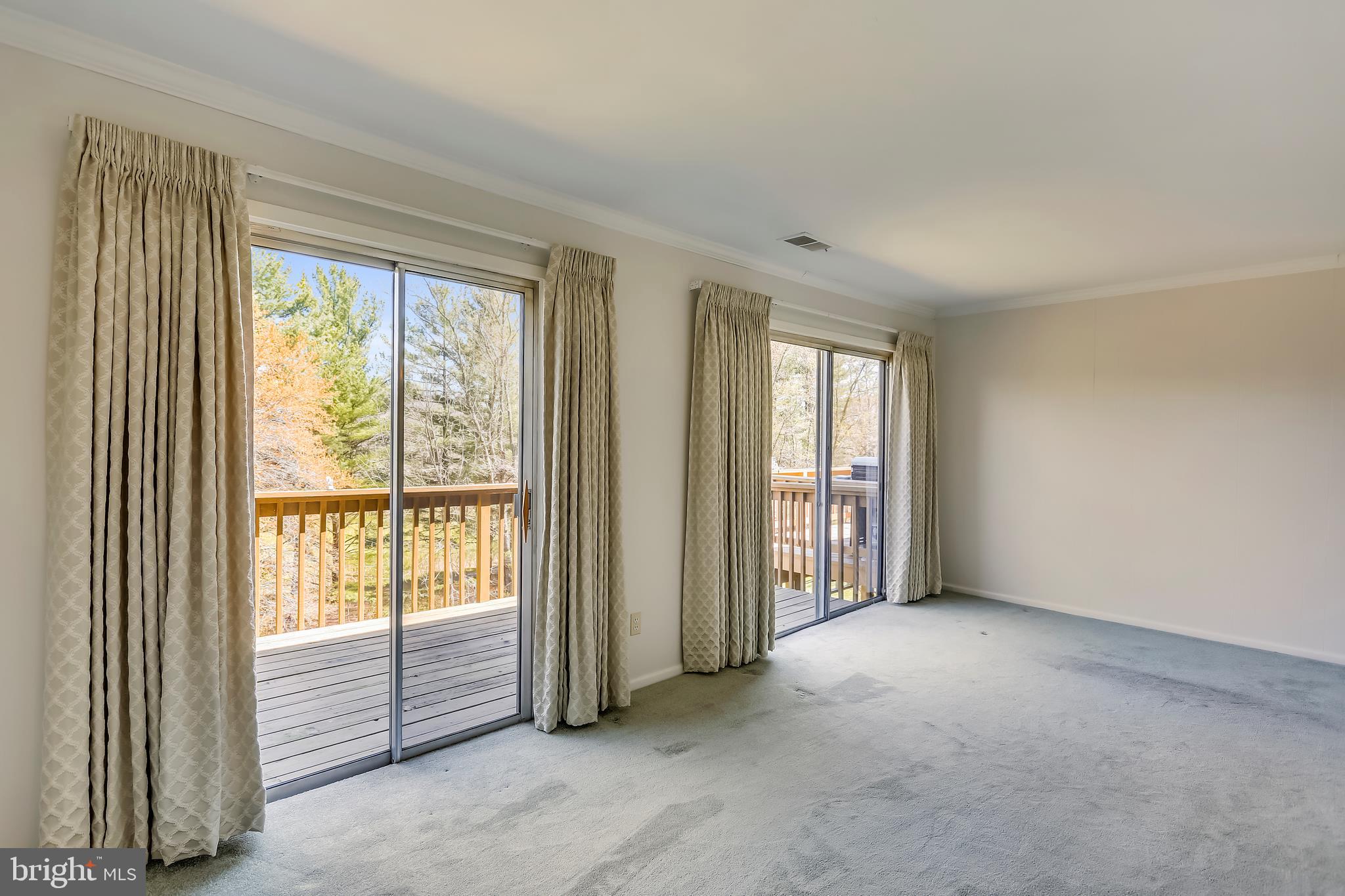 19533 Transhire Road Gaithersburg, MD 20886 - Photo 10 of 31 Living room with 2 sliding doors leading to deck