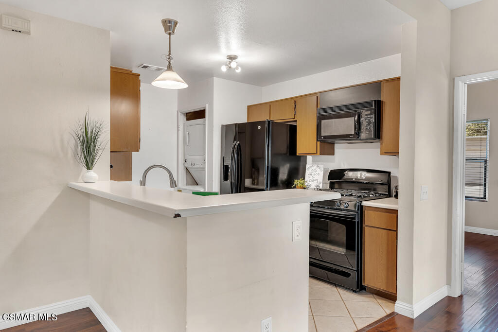 2327 Archwood Lane, Unit 124 Simi Valley, CA 93063 - Photo 13 of 37 2327 Archwood Ln 234 KITCHEN
