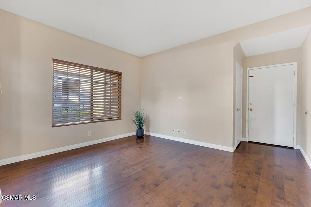 2327 Archwood Lane, Unit 124 Simi Valley, CA 93063 - Photo 7 of 37 2327 Archwood Ln 234 LIVING (1)