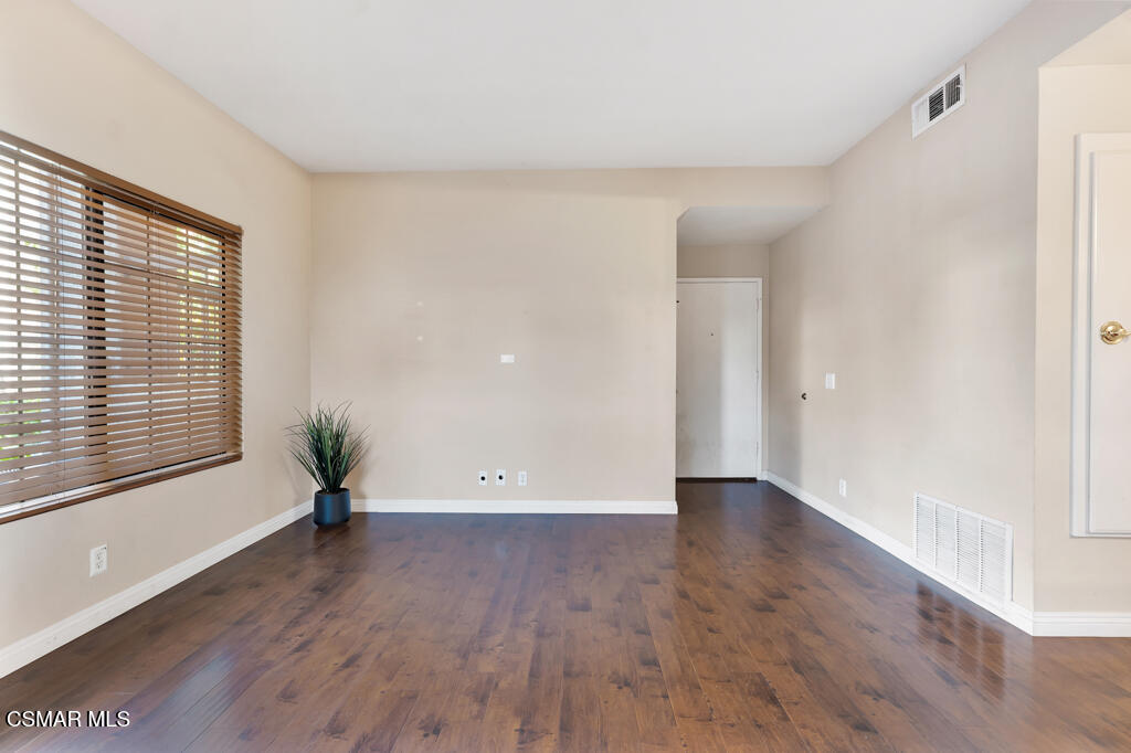 2327 Archwood Lane, Unit 124 Simi Valley, CA 93063 - Photo 8 of 37 2327 Archwood Ln 234 LIVING (7)