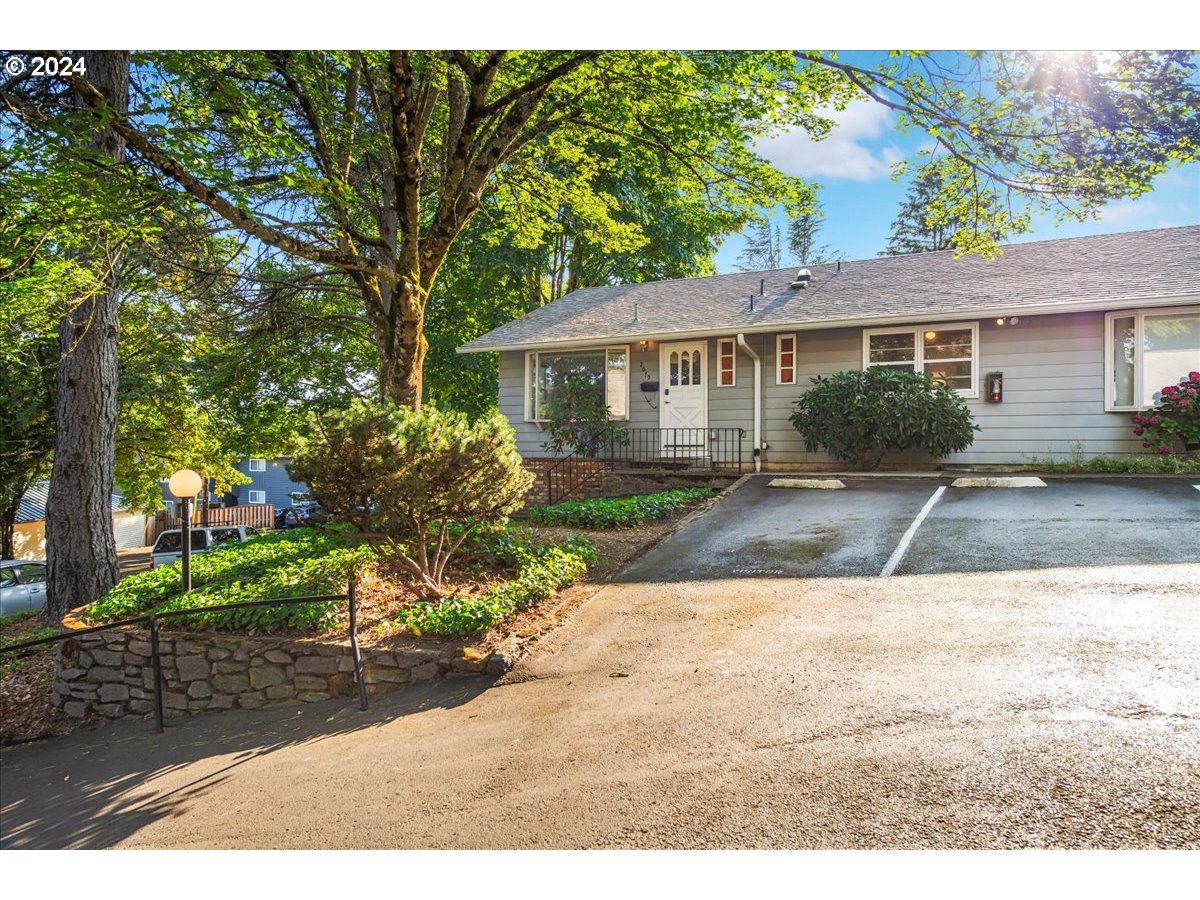 a view of a yard in front of a house