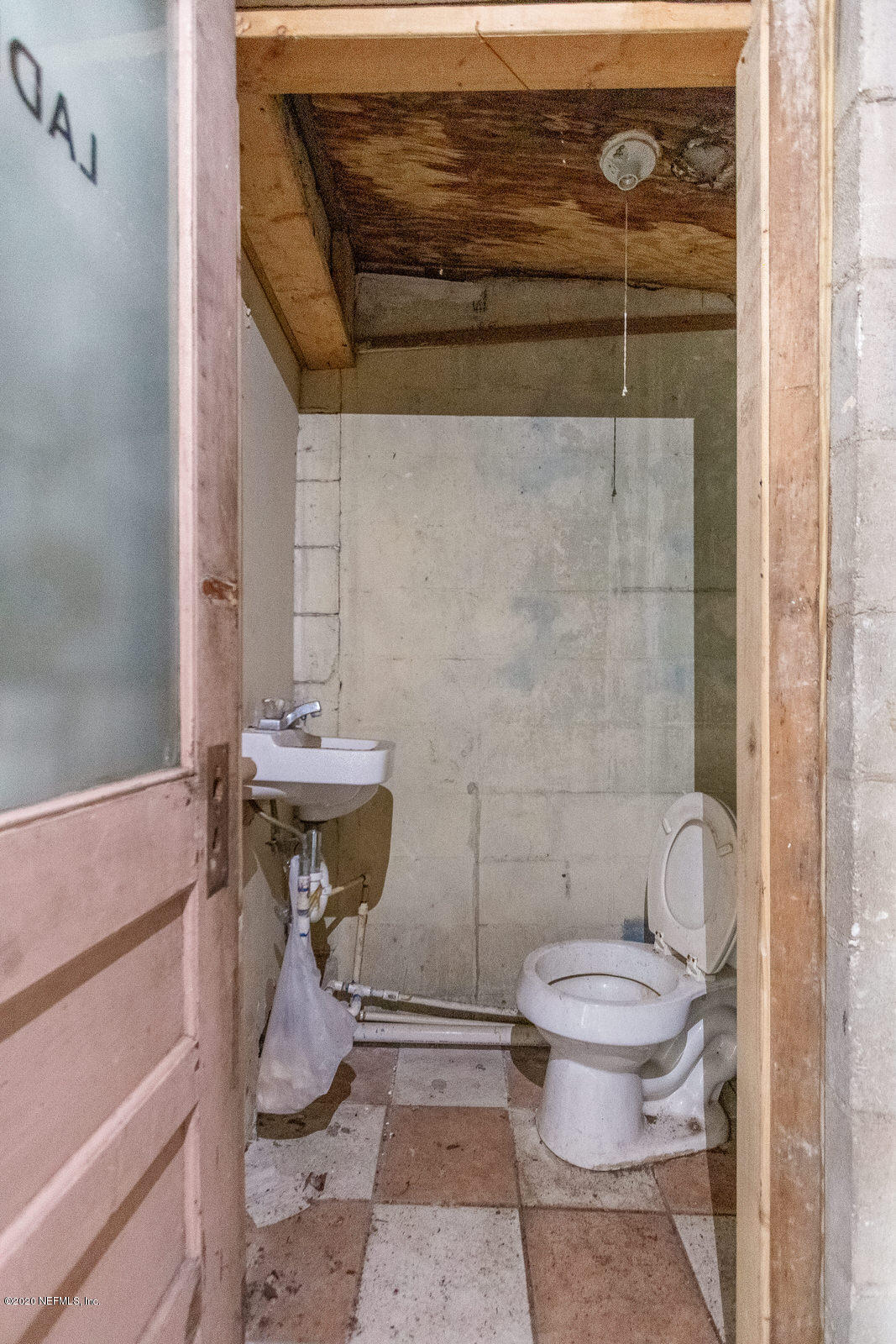 2905 Moncrief Road Jacksonville, FL 32209 - Photo 11 of 82 a bathroom with a toilet and a shower