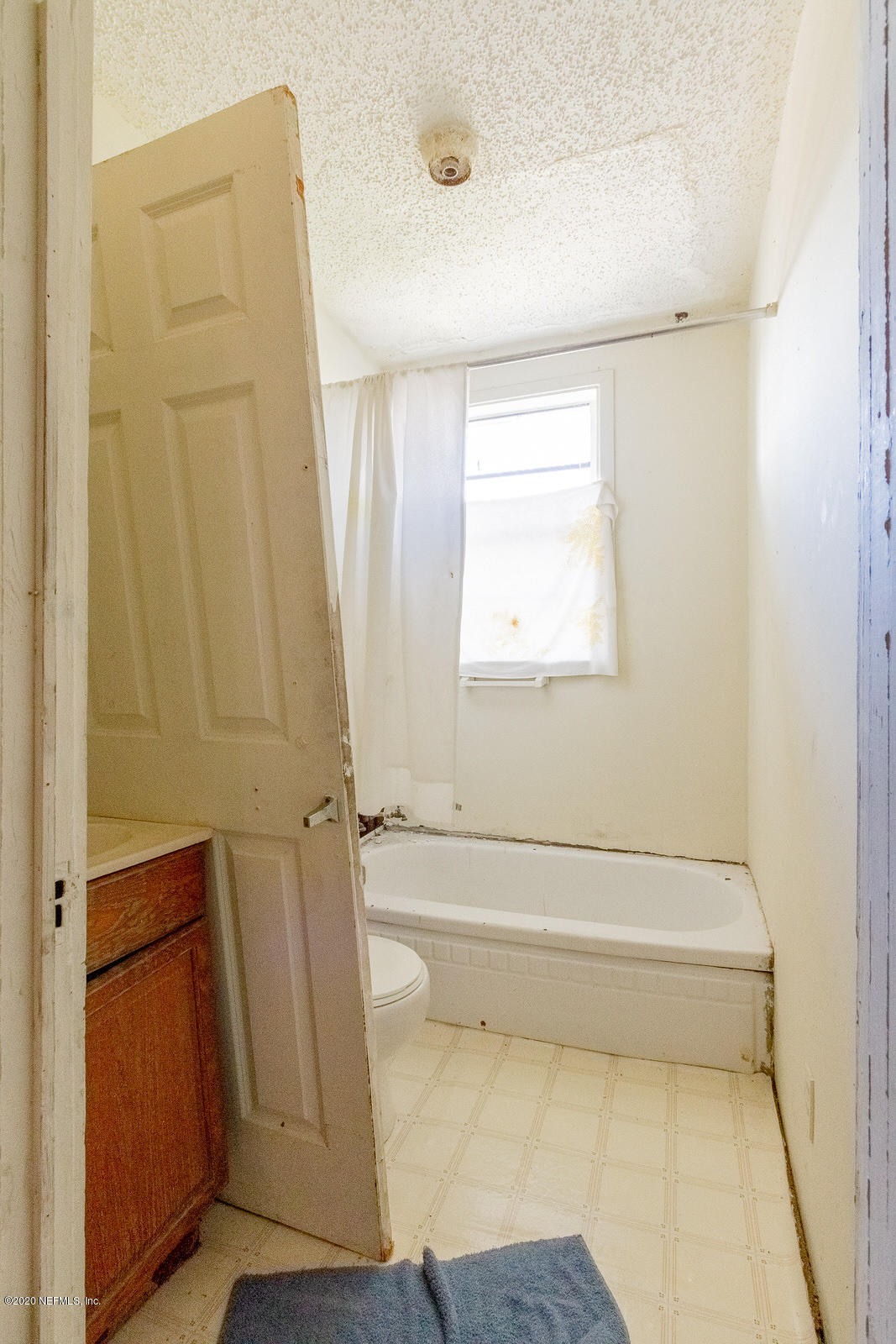 2905 Moncrief Road Jacksonville, FL 32209 - Photo 18 of 82 a bathroom with a bathtub and a shower
