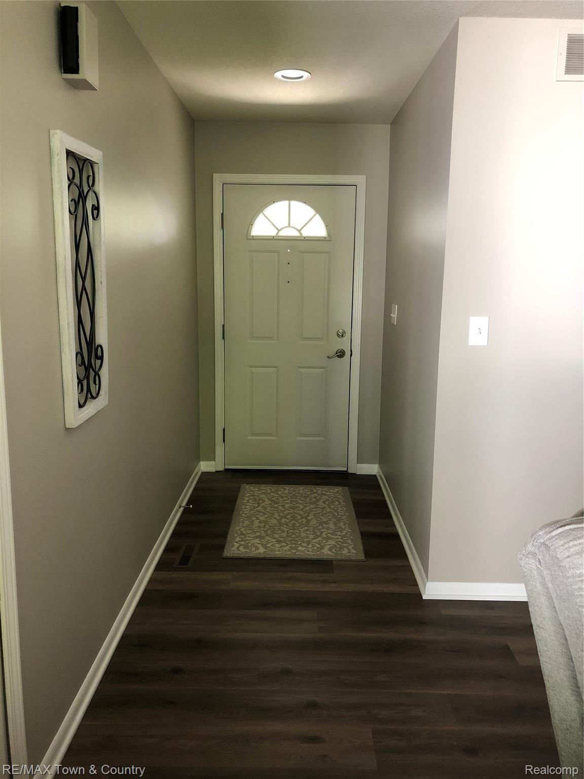 5488 Flushing Road Flushing, MI 48433 - Photo 2 of 38 flushing foyer.jpg