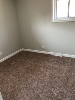5204 State Road Burbank, IL 60459 - Photo 15 of 30 an empty room with a window