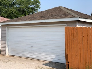 5204 State Road Burbank, IL 60459 - Photo 29 of 30 a view of wooden door