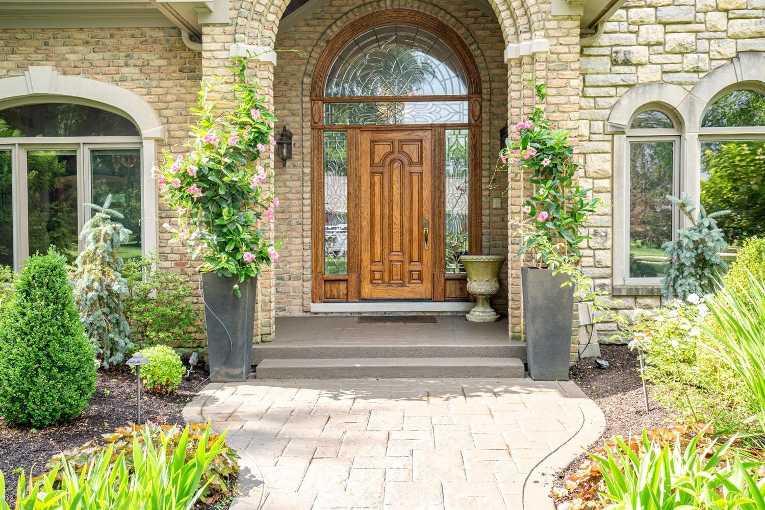 5585 Boomer Road Cincinnati, OH 45247 - Photo 2 of 50