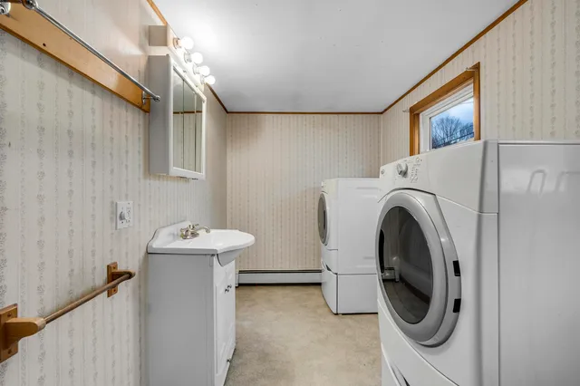 $569,900 | 393 East Main Street, Yarmouth, ME 04096