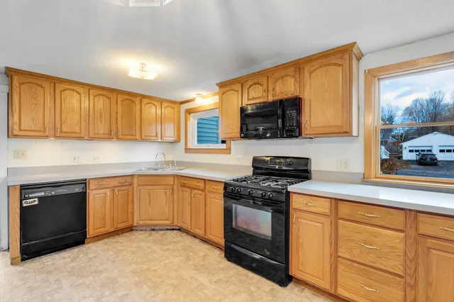 $569,900 | 393 East Main Street, Yarmouth, ME 04096