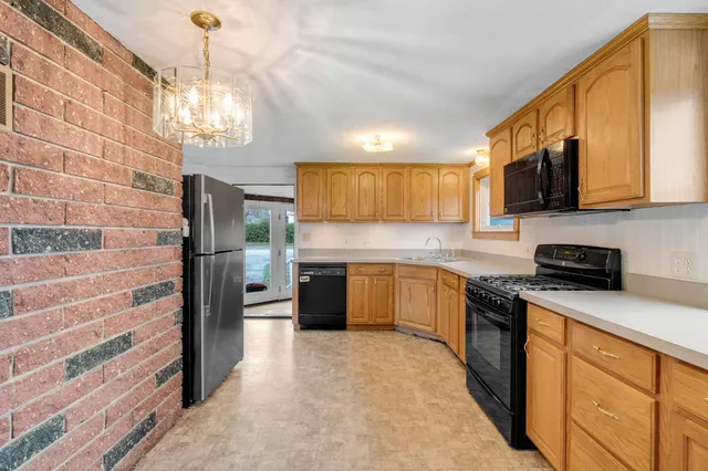 $569,900 | 393 East Main Street, Yarmouth, ME 04096