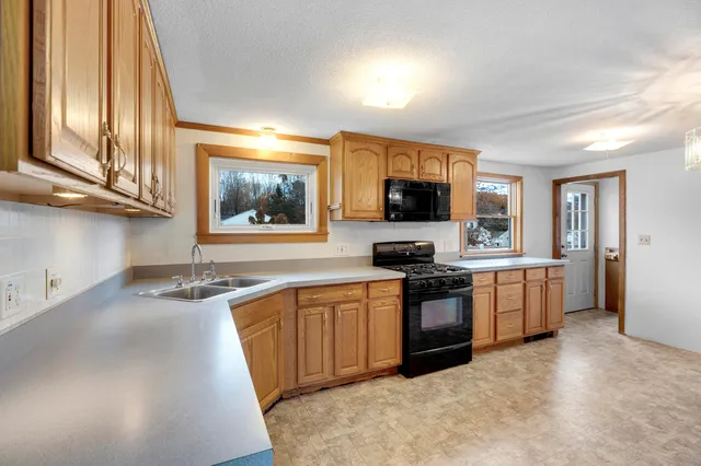 $569,900 | 393 East Main Street, Yarmouth, ME 04096