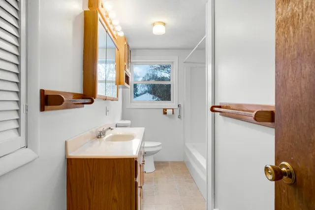 $569,900 | 393 East Main Street, Yarmouth, ME 04096