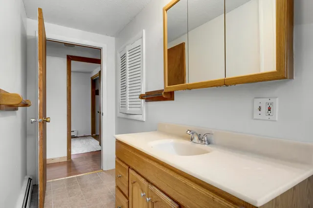 $569,900 | 393 East Main Street, Yarmouth, ME 04096