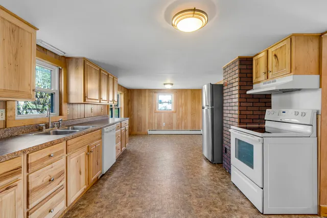 $569,900 | 393 East Main Street, Yarmouth, ME 04096