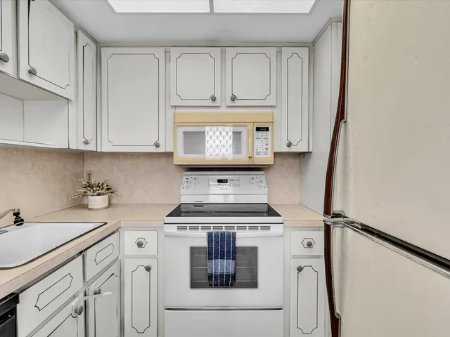 $90,000 | 300 Northeast 20th Street, Unit 411, Boca Raton, FL 33431