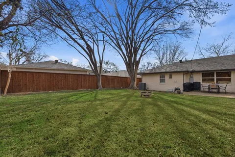 a view of a backyard