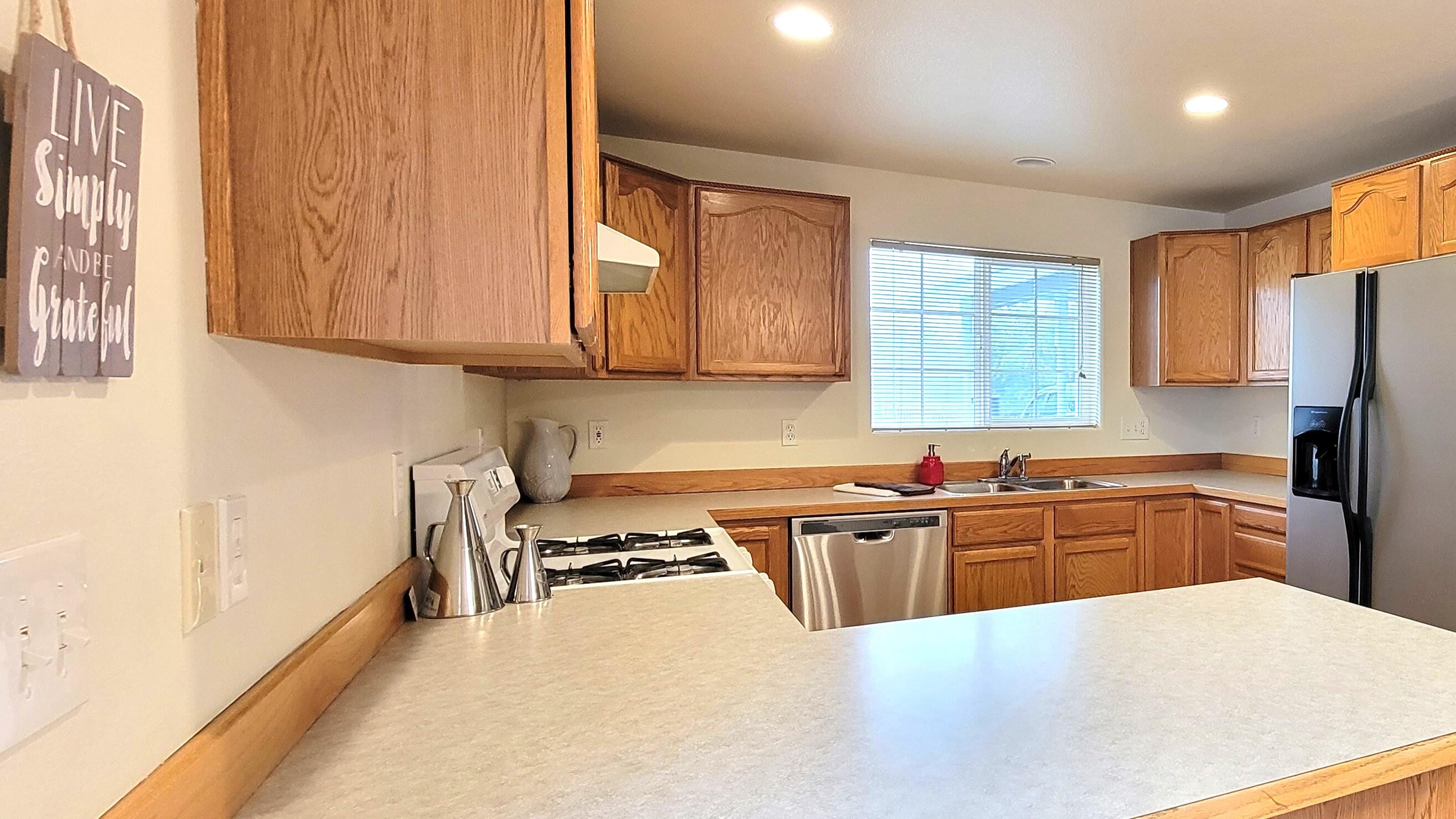 2006 Southwest 35th Place Redmond, OR 97756 - Photo 11 of 27 kitchen