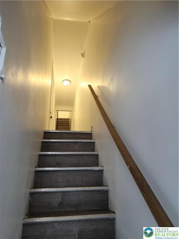 201 Ridge Avenue, Unit 3B Allentown, PA 18102 - Photo 5 of 12 a view of entryway