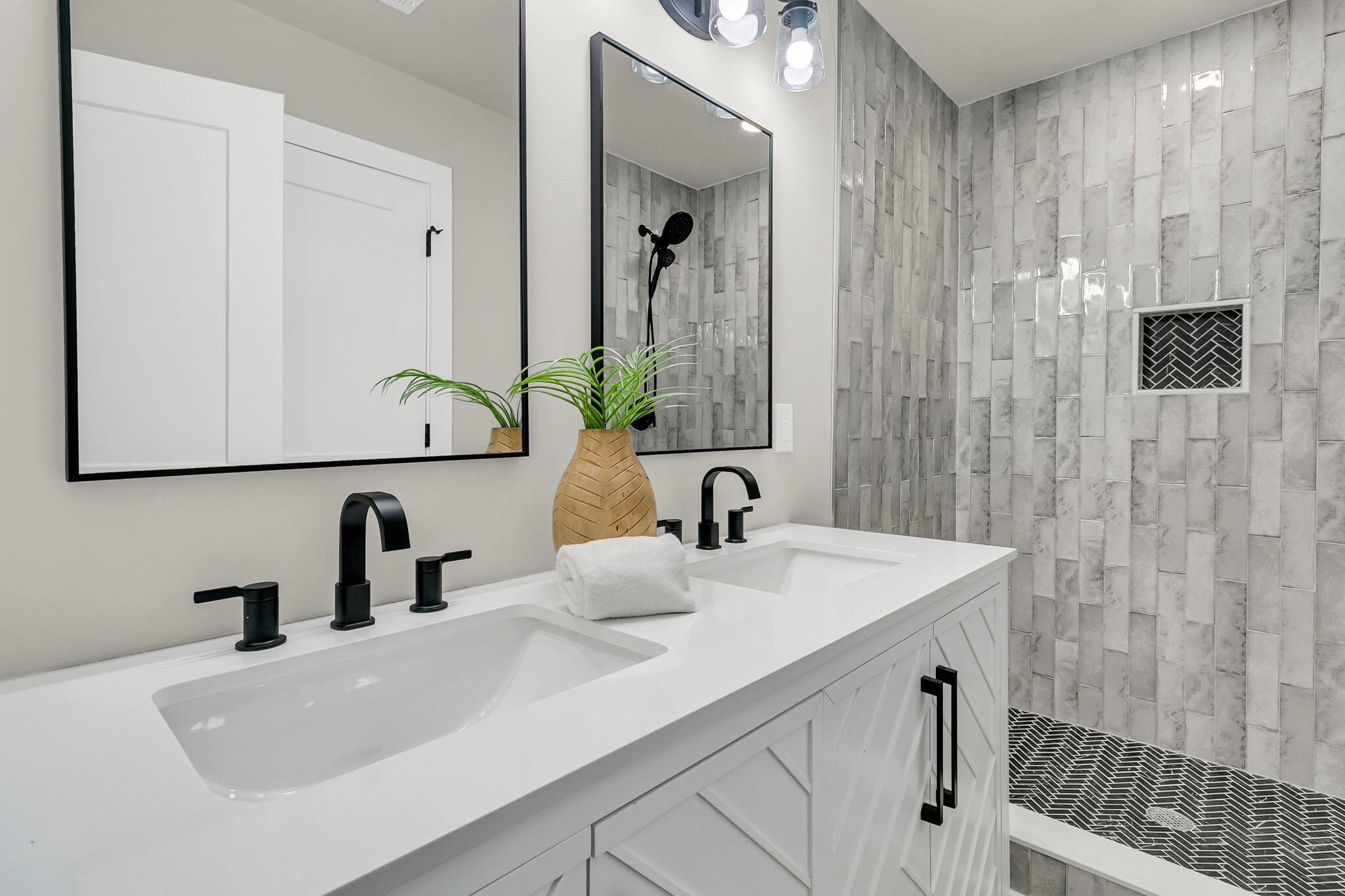 5889 North Rhett Avenue Hanahan, SC 29410 - Photo 8 of 31 Full Bath