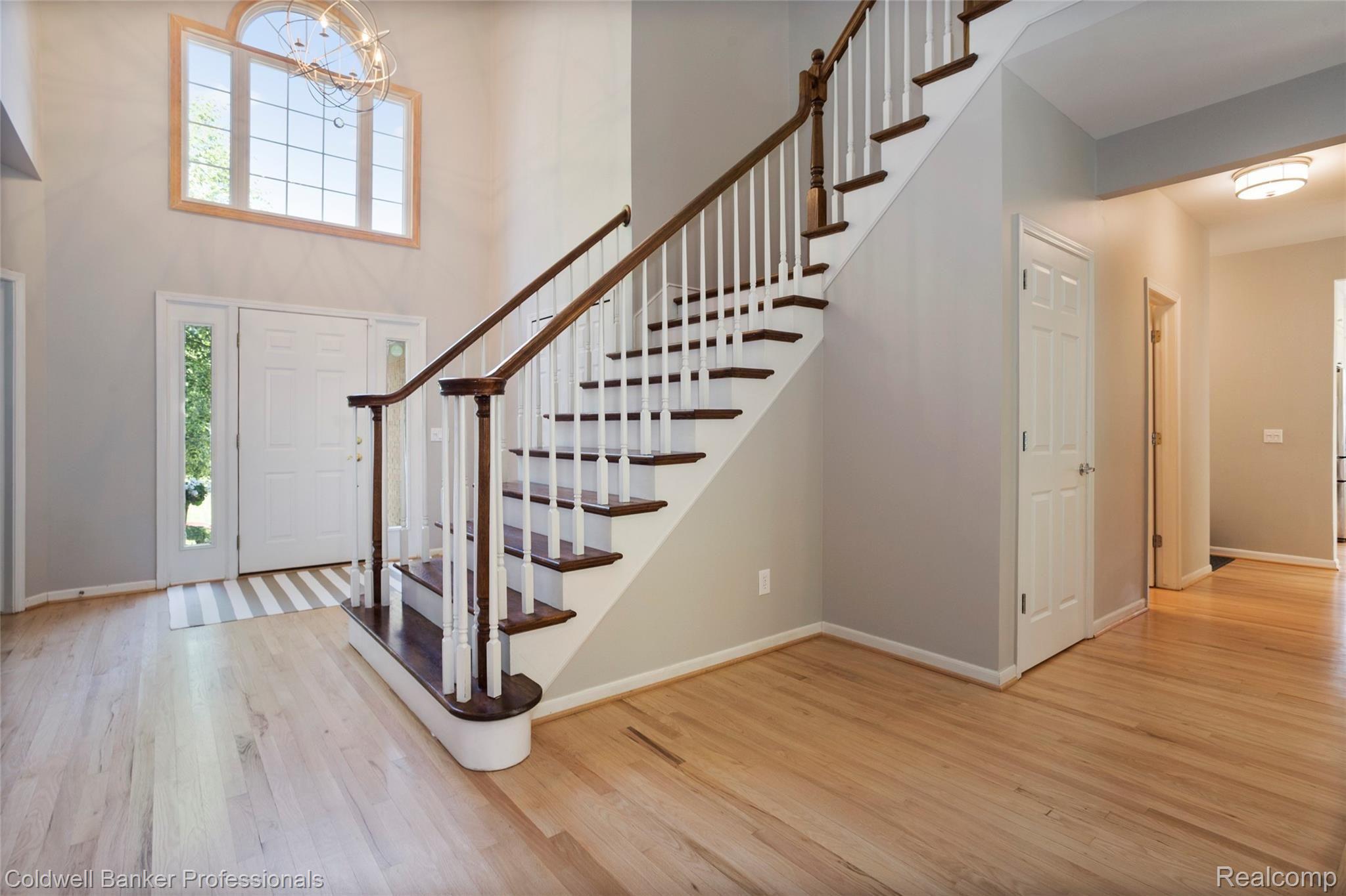 3746 Greenwood Street Rochester, MI 48309 - Photo 3 of 26 002-photo-foyer-7215610.jpg
