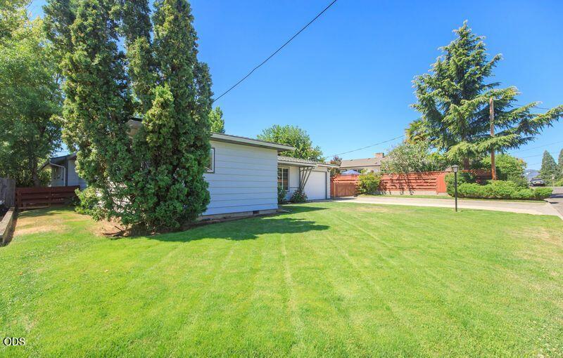110 Windsor Way Central Point, OR 97502 - Photo 3 of 33 Gallery Image 3