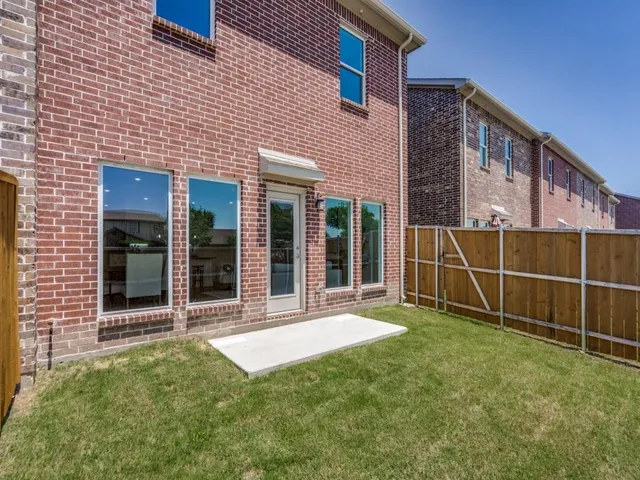 a view of a house with backyard and porch
