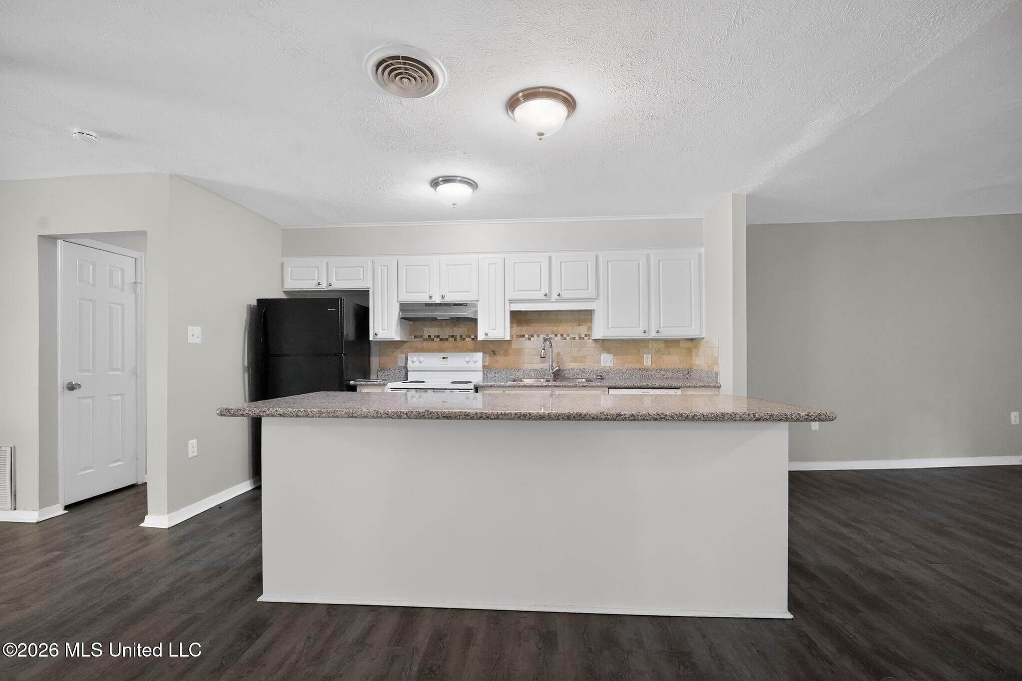 405 Crestview Drive Clinton, MS 39056 - Photo 9 of 20 11_405_Crestview_Dr-Kitchen-8113