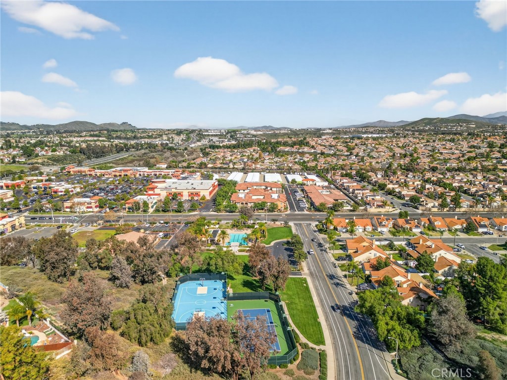 27536 Swallow Court Temecula, CA 92591 - Photo 51 of 55 a view of a city