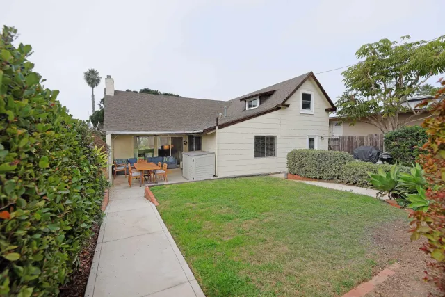 a view of a yard in front of house