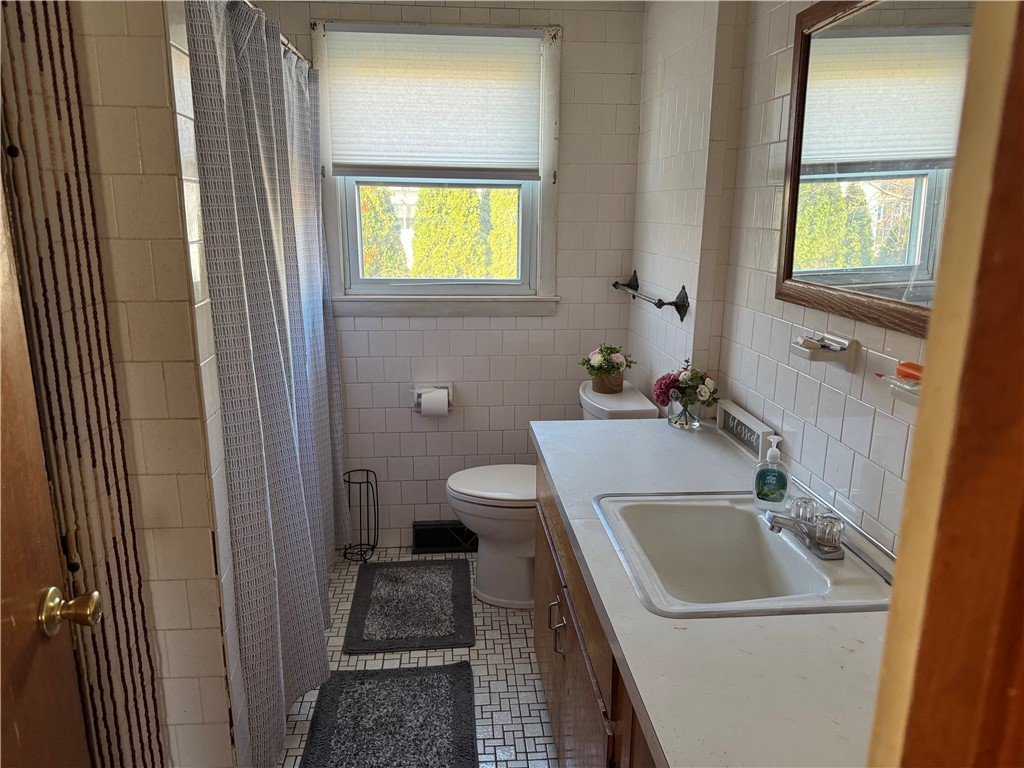 12 Devon Street Providence, RI 02904 - Photo 10 of 13 Tile bath with tub and shower