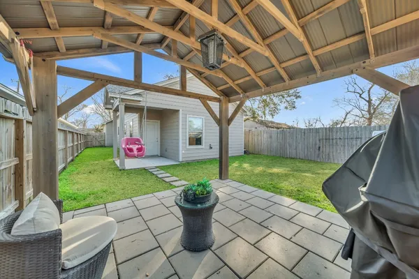 $200,000 | 320 West Live Oak Street, Angleton, TX 77515