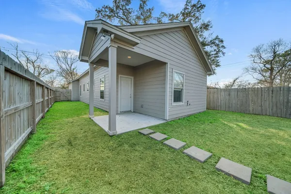 $200,000 | 320 West Live Oak Street, Angleton, TX 77515