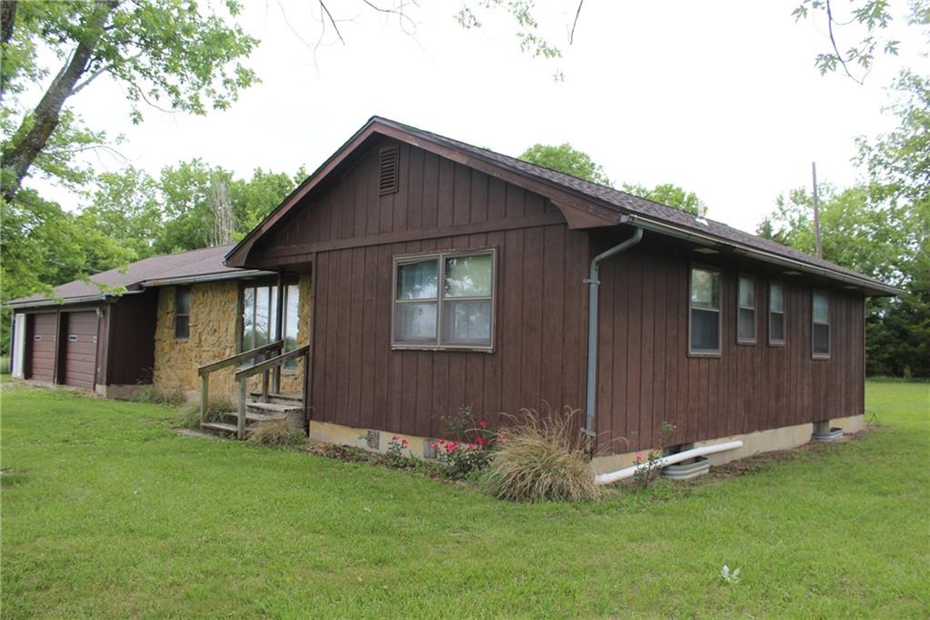 1470 Texas Road Iola, KS 66749 - Photo 2 of 22