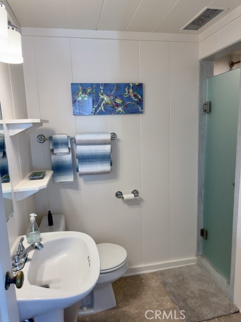 539 Sand Point Road Carpinteria, CA 93013 - Photo 21 of 26 a bathroom with a toilet a sink and mirror