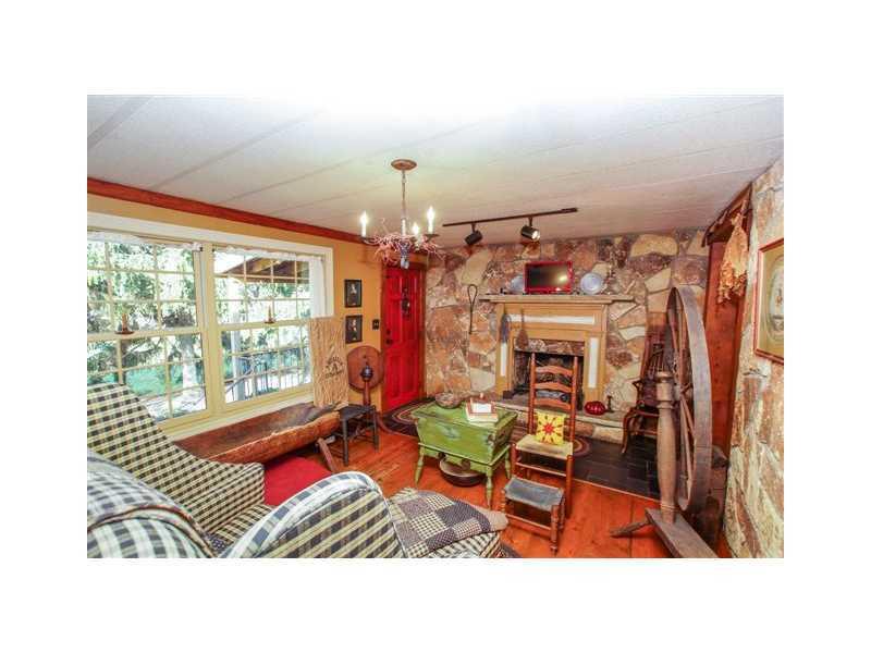574 Pittsburgh Road Uniontown, PA 15401 - Photo 4 of 17 Living Room.