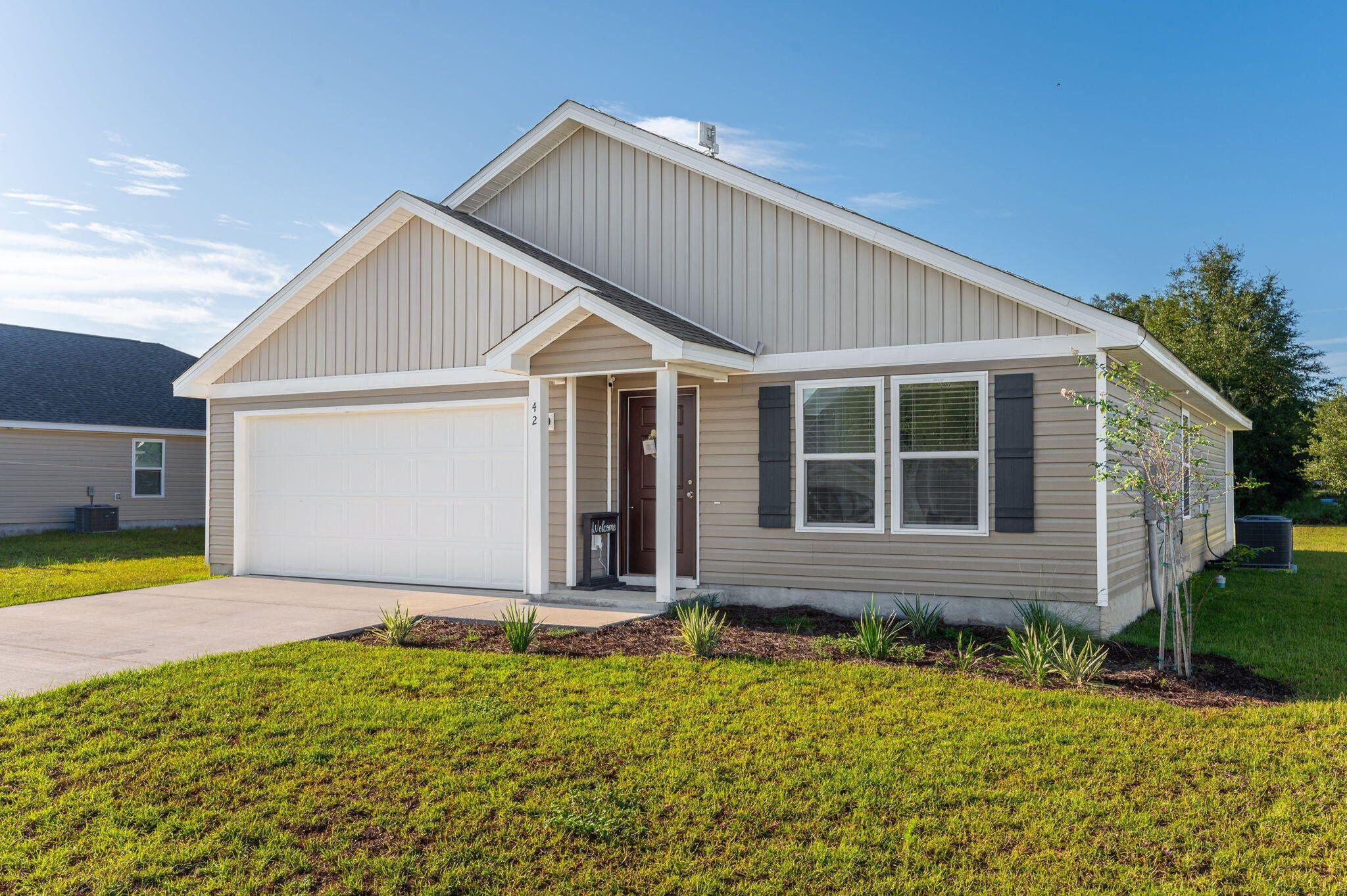 42 Lockwood Way East DeFuniak Springs, FL 32435 - Photo 2 of 38 a view of a house with a yard