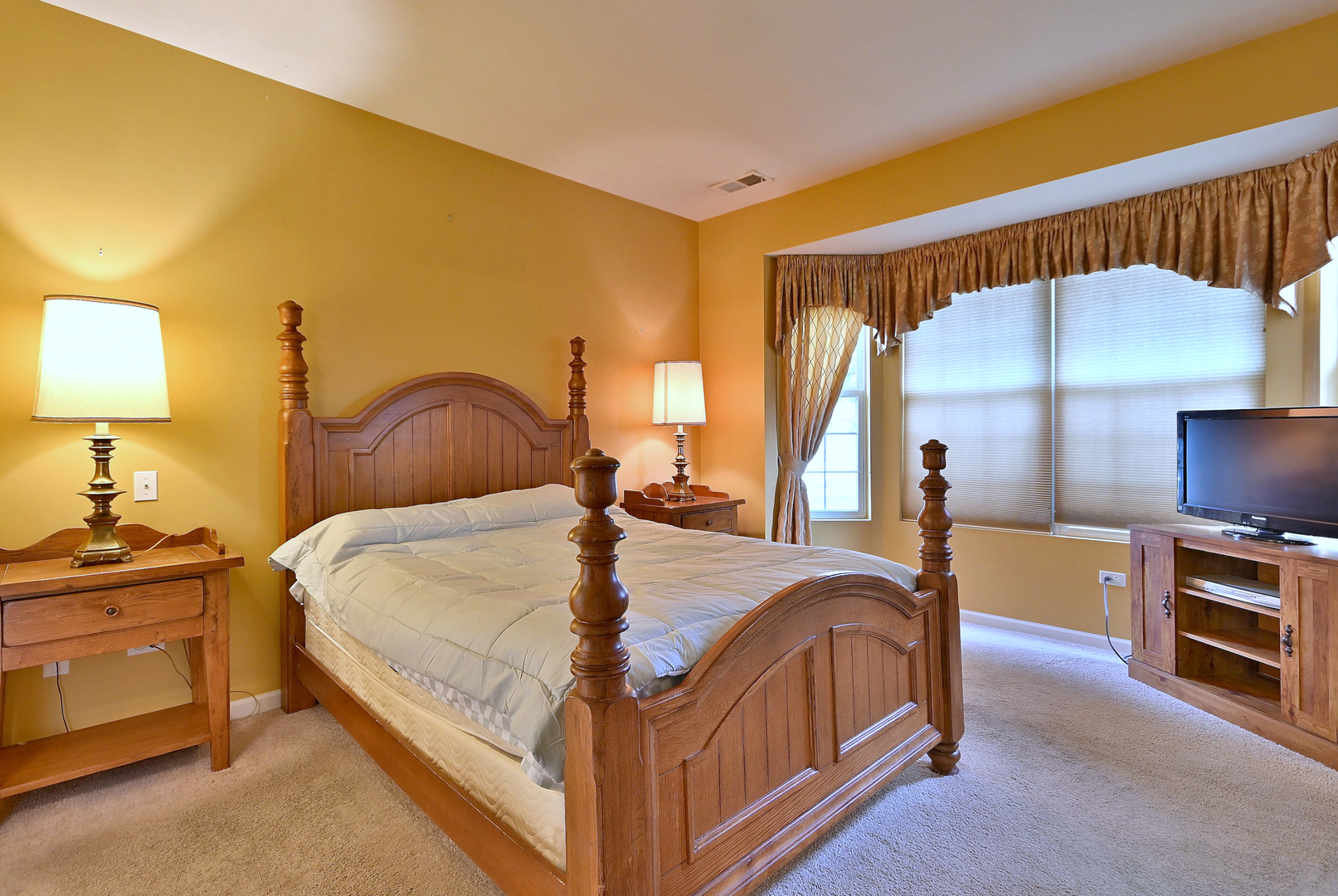2832 Beacon Point Circle Elgin, IL 60124 - Photo 23 of 36 a bedroom with a bed and a lamp