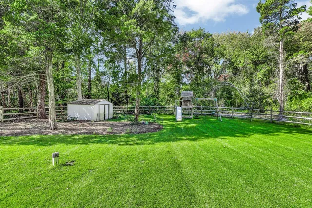 a view of a back yard