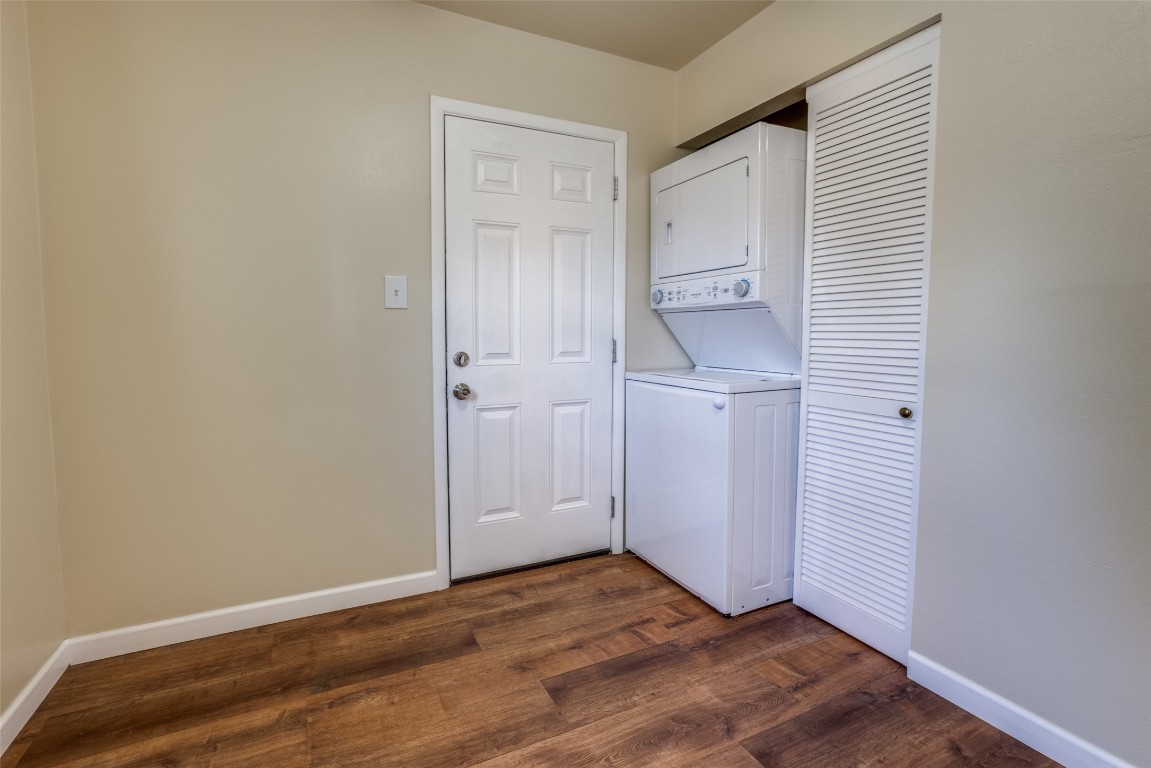 1200 West Phillips Street Alvin, TX 77511 - Photo 22 of 31 wooden floor in an empty room