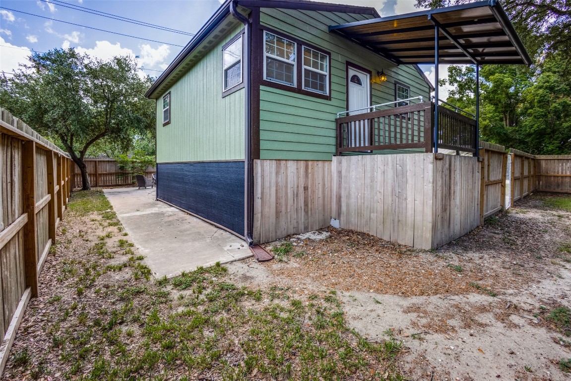 1200 West Phillips Street Alvin, TX 77511 - Photo 29 of 31 a backyard of a house