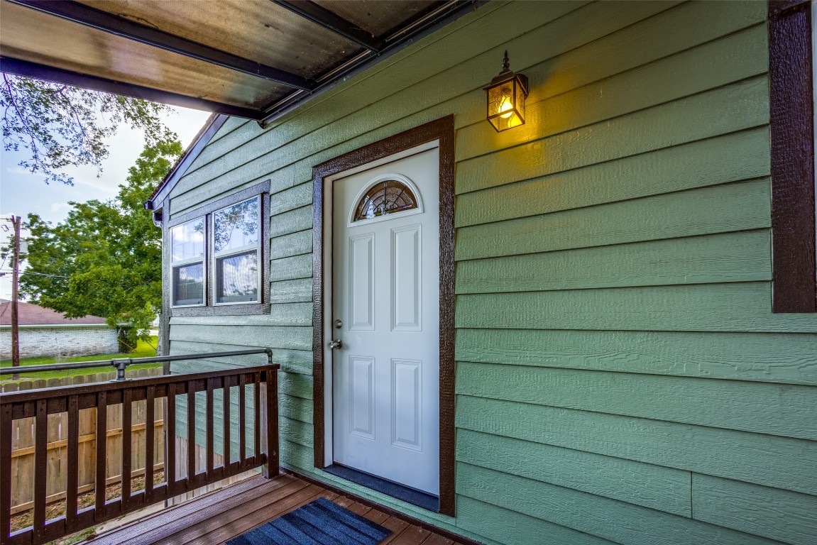 1200 West Phillips Street Alvin, TX 77511 - Photo 4 of 31 a view of a porch with wooden floor