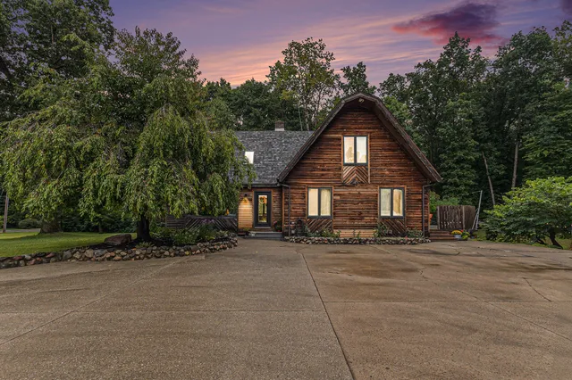 $685,000 | 4624 132nd Avenue, Hamilton, MI 49419