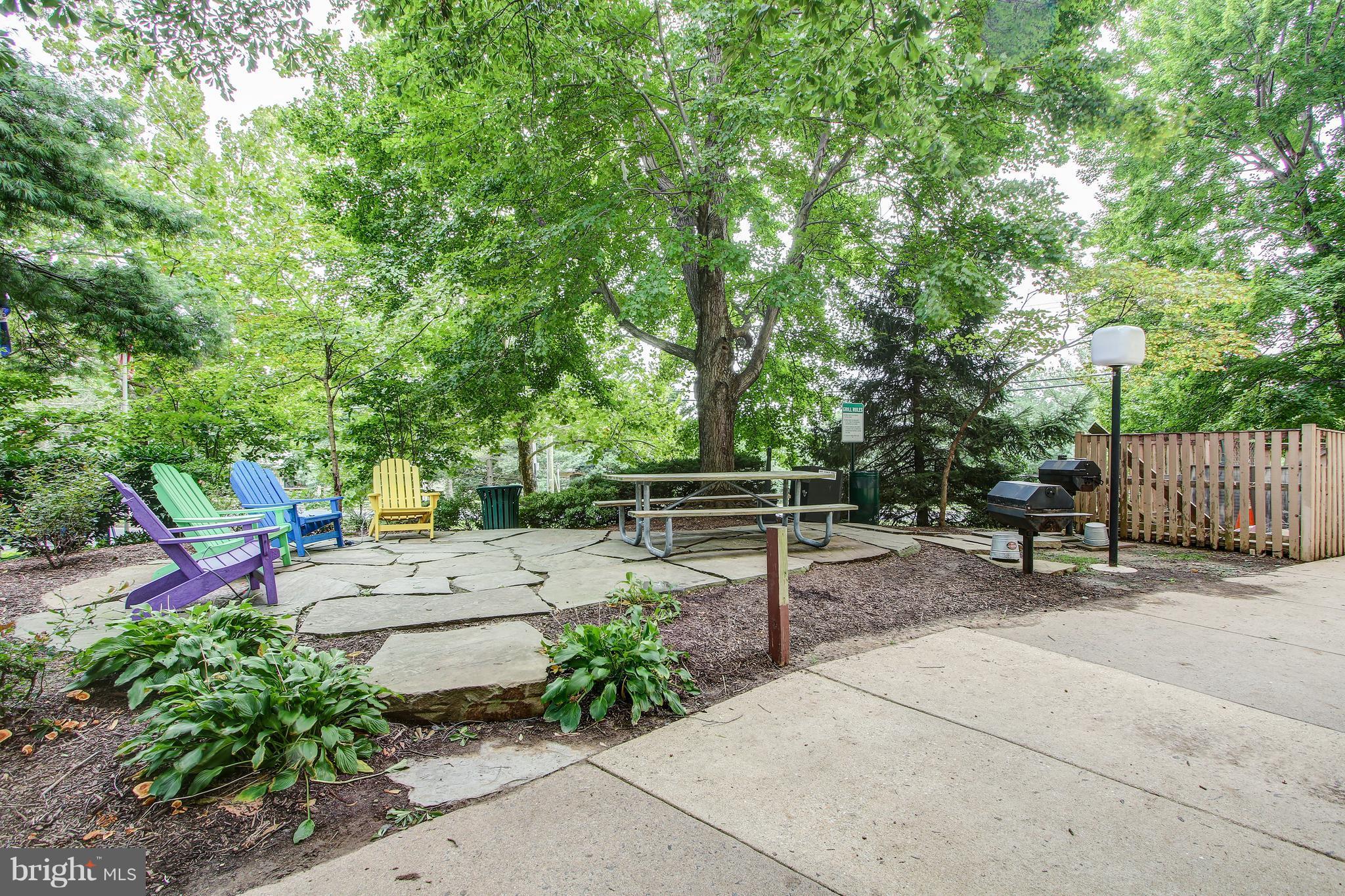 5911 Edsall Road, Unit 902 Alexandria, VA 22304 - Photo 25 of 26 a view of backyard with a table and chairs