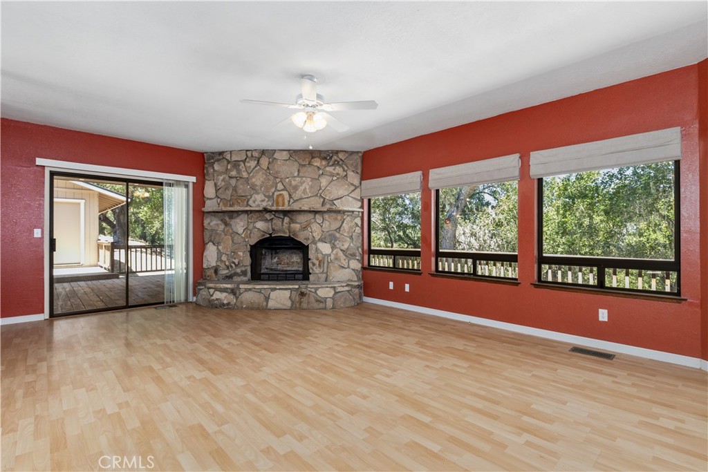 7905 San Gregorio Road Atascadero, CA 93422 - Photo 4 of 40 Large living room with attached covered deck.