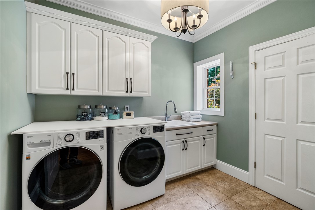 200 Graylyn Drive Anderson, SC 29621 - Photo 15 of 48 Functional laundry room equipped with upper and lower cabinetry, a utility sink, and ample workspace.