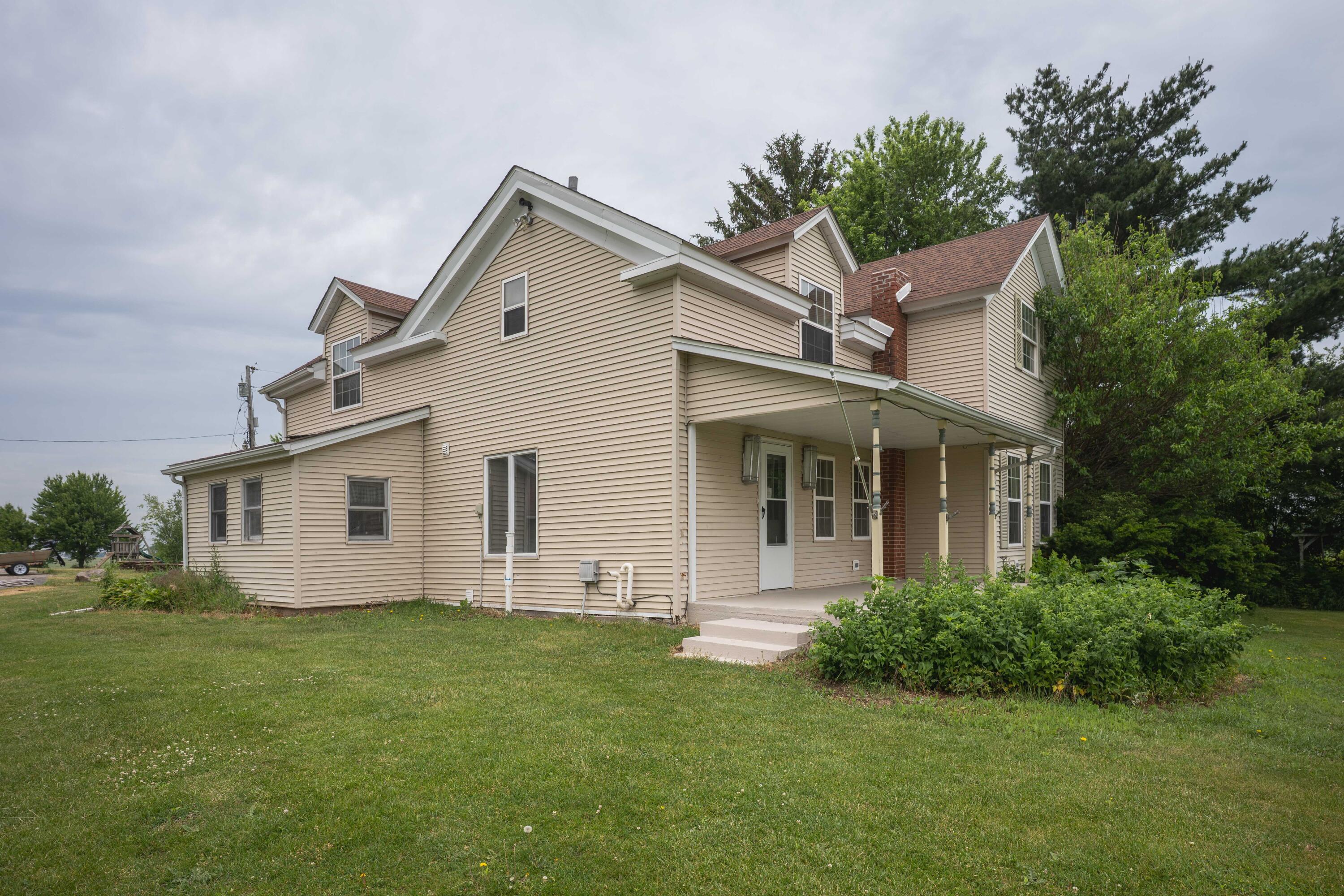 W7852 Town Hall Road Sharon, WI 53585 - Photo 3 of 49 Left side