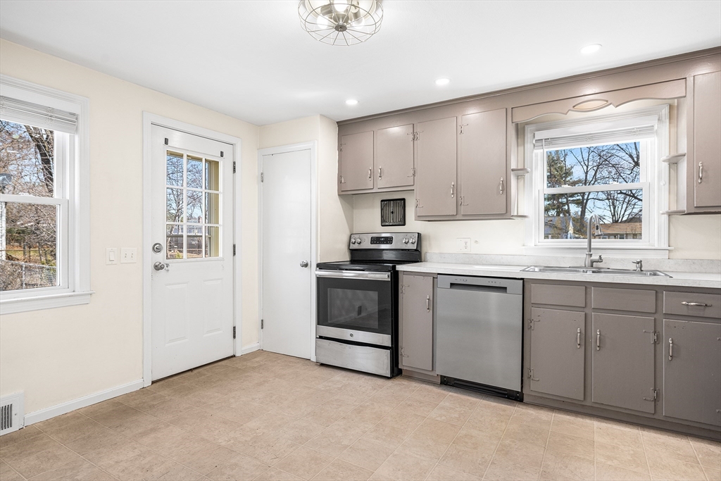53 Pidgeon Drive Springfield, MA 01119 - Photo 2 of 36