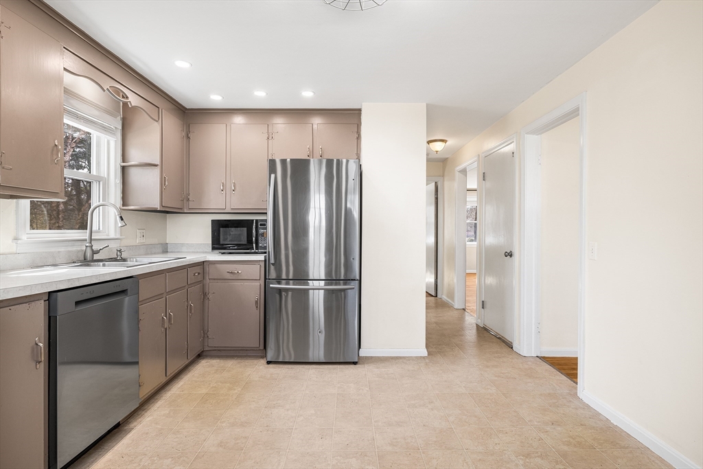 53 Pidgeon Drive Springfield, MA 01119 - Photo 3 of 36